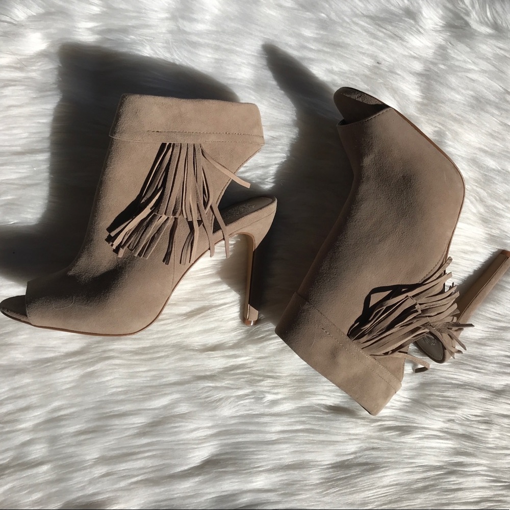 LIKE NEW Vince Camuto Natural Suede Kerina Bootie